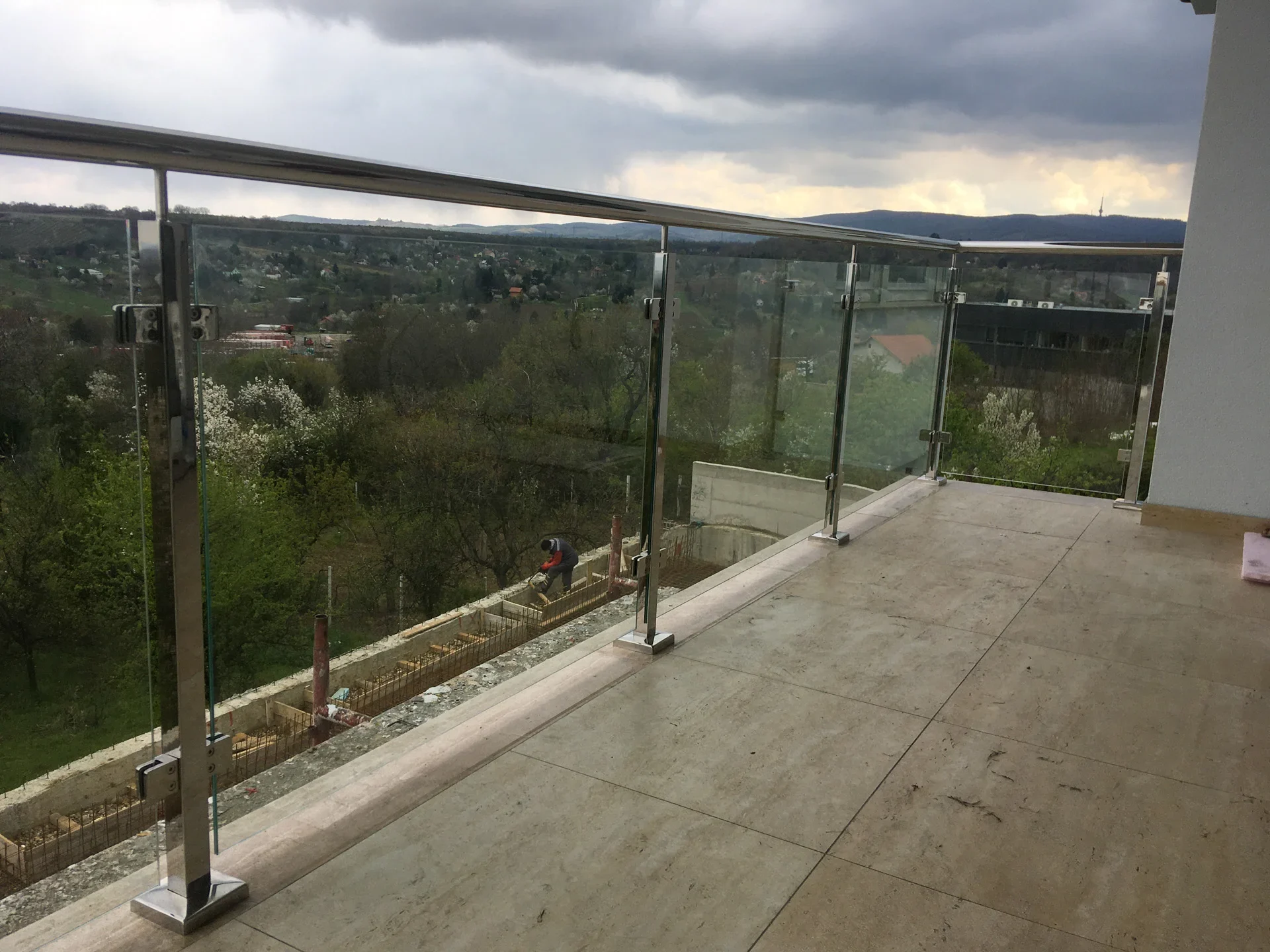 inox ograda sa staklom i kvadratnim inox stubovima